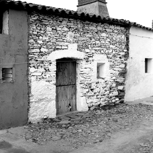 028-Calle-la-Vega-Fachada-con-Gato-1975-1985-2