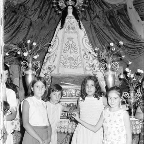 Amigas con la Virgen 1971