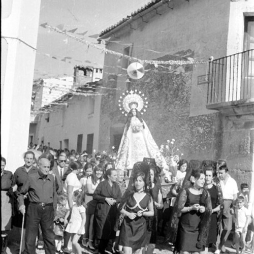 De mantilla con la Virgen 1971