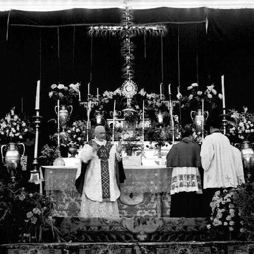 Misa concelebrada por el obispo 1964