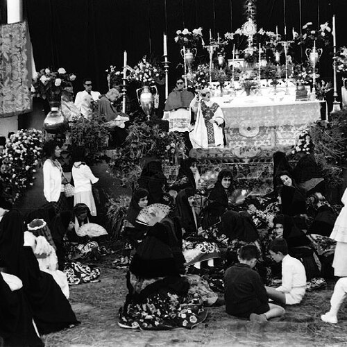 Misa concelebrada en la plaza por el obispo 1964