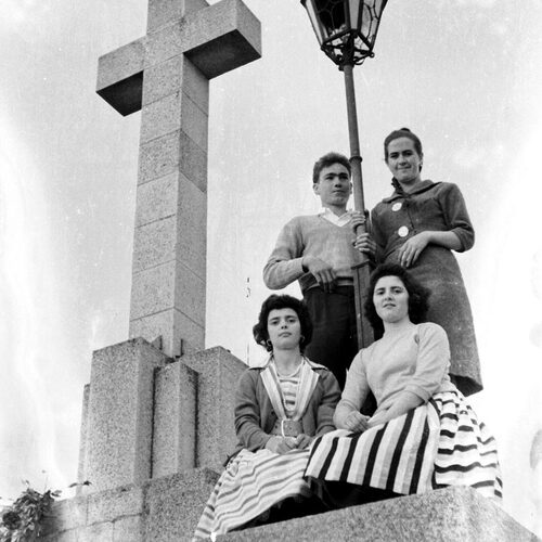 Amigas en la cruz 1965