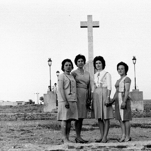 En la cruz 1964