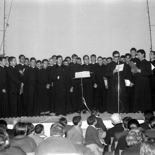 Coro del seminario de Cáceres noviembre de 1966 en el Cine Colon