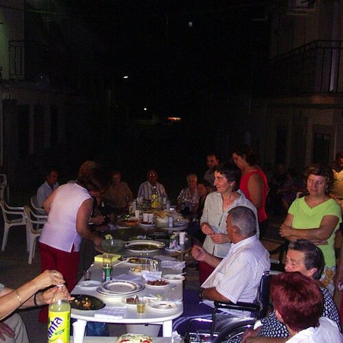 Cena vecinal en comunidad calli Zarcita 2004