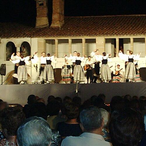 grupo de coros y danzas "la Cogolla"