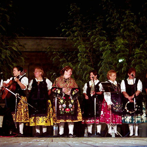 Escaramuju  coro y danzas 2004