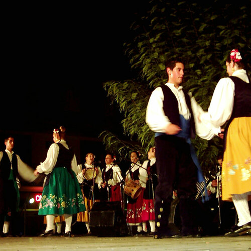 Grupo de coros y danzas de Merida