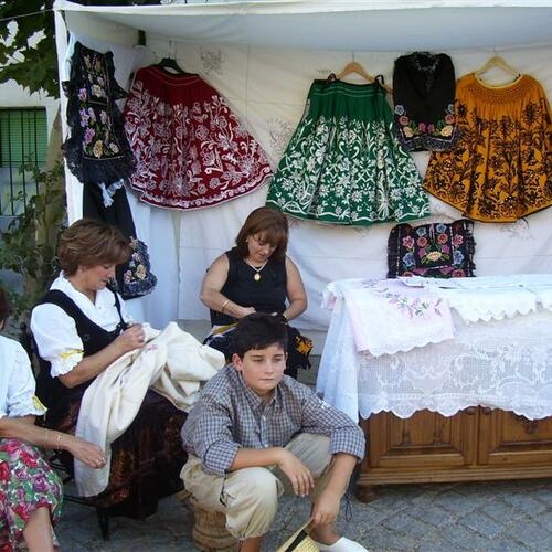 Taser artesanal de confección de trajes tipicos Serranias
