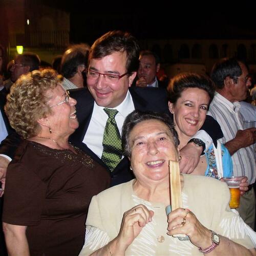 Iluminada, Manuela y Puri con el Presidente