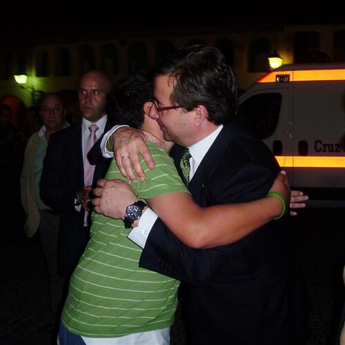 El presidente abrazando a Carlos Custodio
