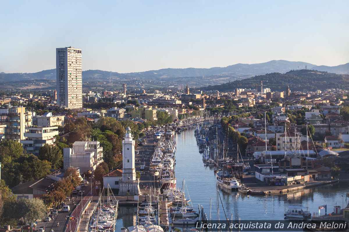 meteo-rimini:-domani-previsto-tempo-quasi-sereno,-seguito-da-nubi-sparse-e-vento-intermittente