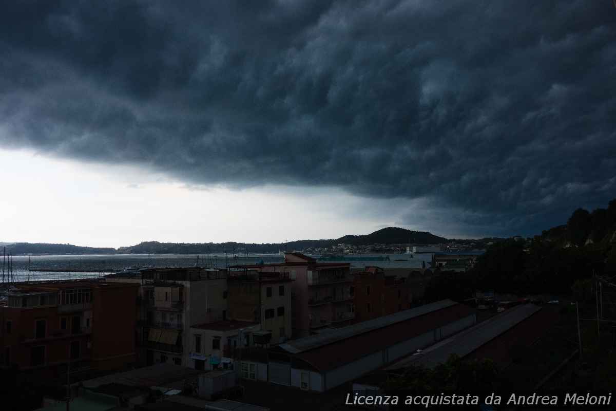 meteo-napoli:-previsioni-per-domani-indicano-cielo-nuvoloso,-rovesci-e-vento-con-successiva-presenza-di-nubi-sparse-e-piovaschi-intermittenti