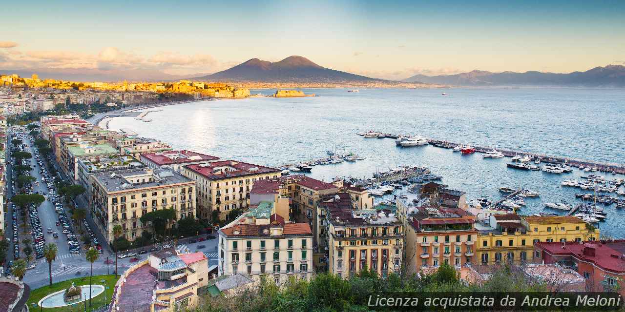 meteo-napoli-oggi-nuvoloso-con-rovesci,-ventoso,-poi-nubi-sparse-con-piovaschi,-ventoso-a-tratti