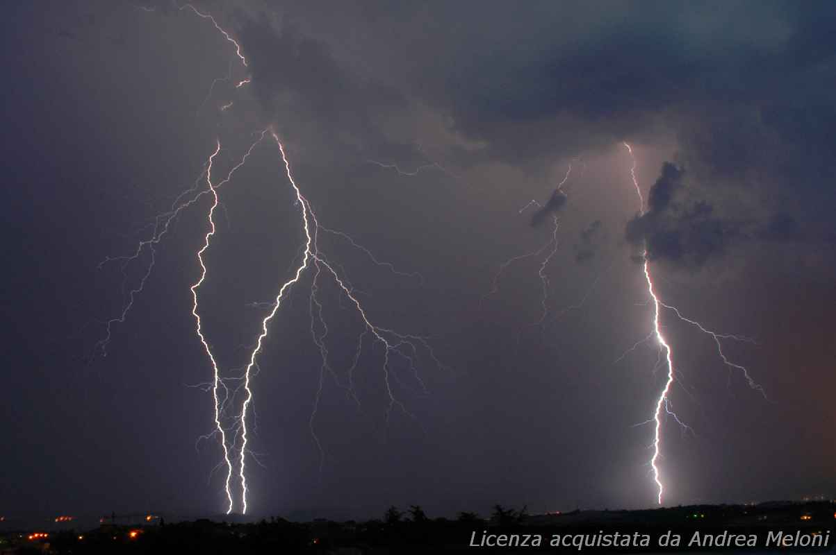 meteo-roma-oggi-nuvoloso-con-rovesci,-ventoso-a-tratti,-poi-nubi-sparse