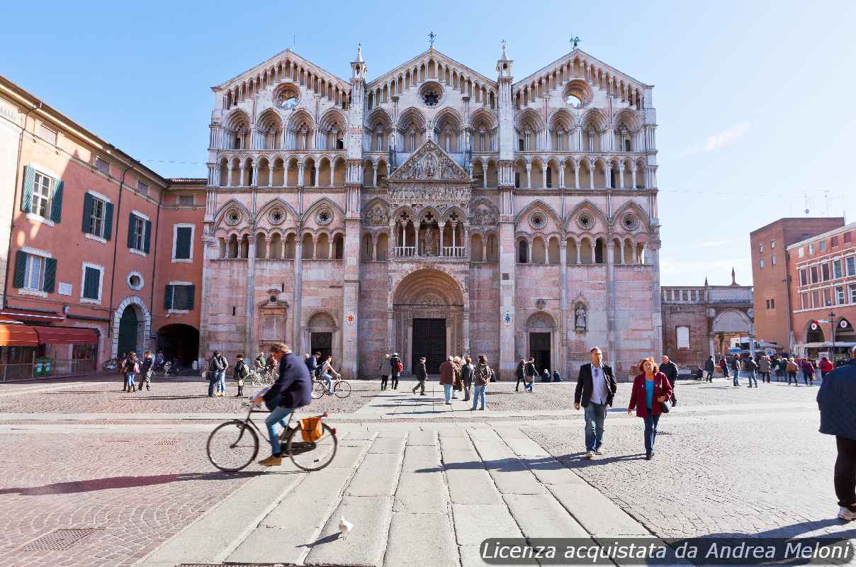 meteo-ferrara:-previsioni-di-nubi-sparse-e-rovesci-per-oggi,-seguiti-da-tempo-nuvoloso-con-rovesci.