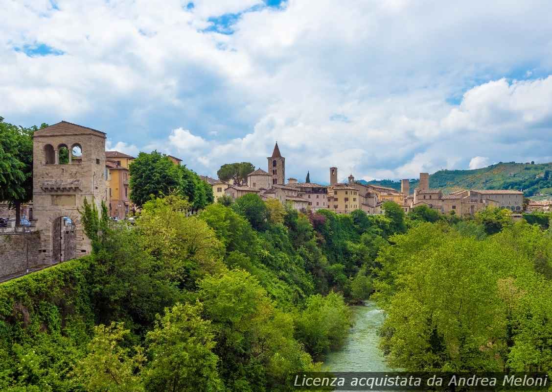 meteo-ascoli-piceno:-domani-previsioni-di-cielo-poco-nuvoloso-con-nubi-sparse-e-vento-a-tratti