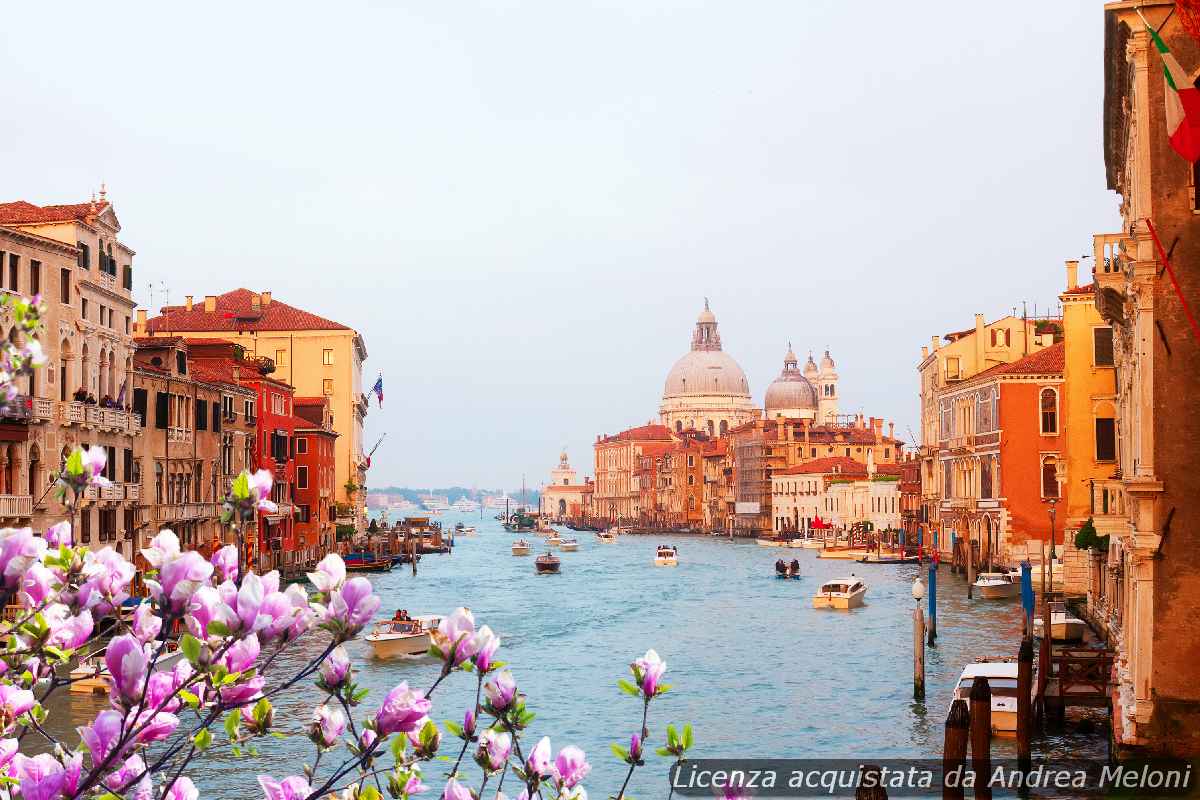 meteo-venezia-domani-coperto-con-rovesci,-molto-ventoso-a-tratti,-poi-nuvoloso-con-piovaschi,-ventoso