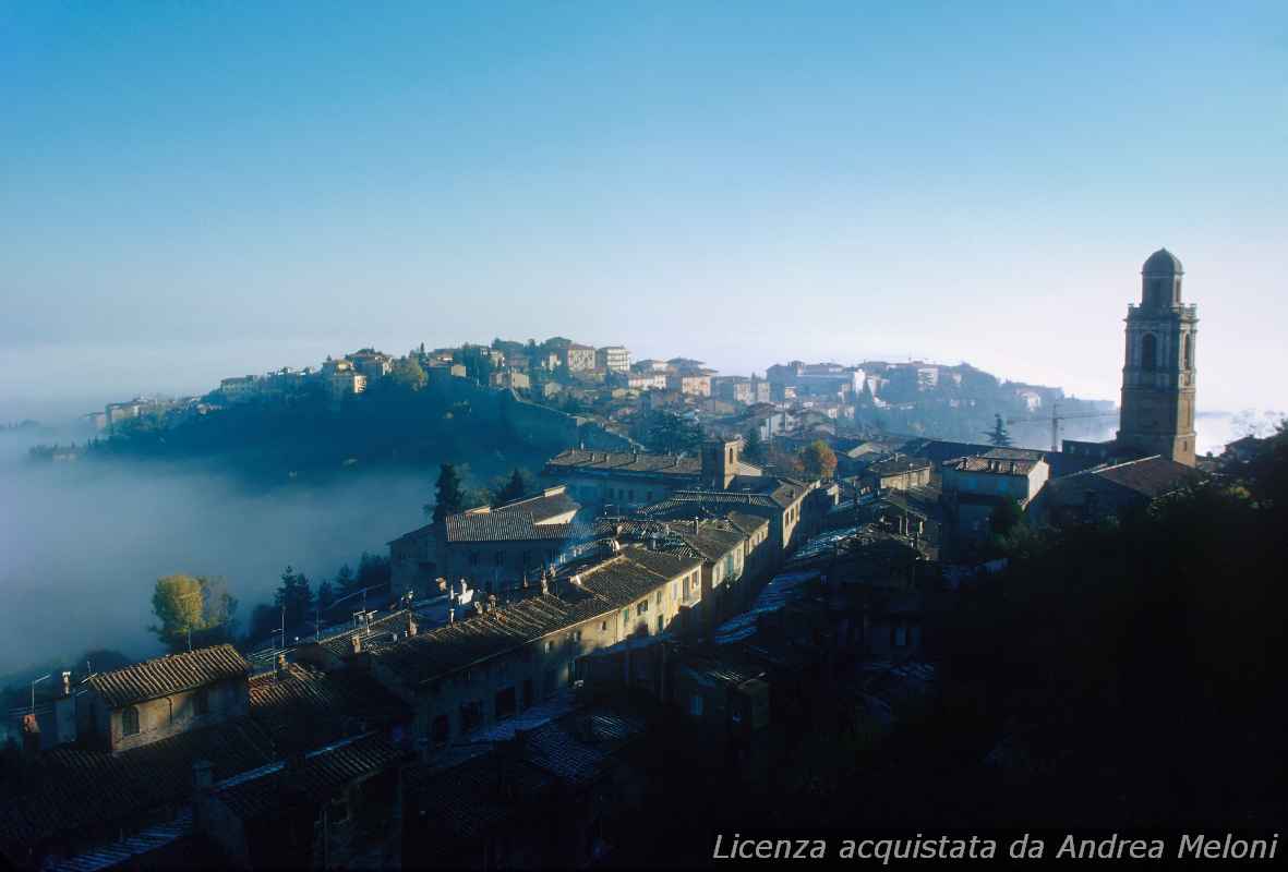 Meteo Perugia: giorni successivi con nuvole, pioggia e vento intermittente