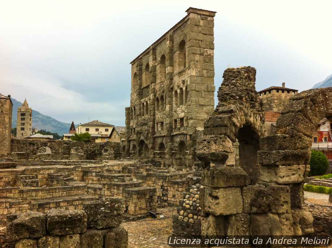 Meteo Aosta: nubi sparse, piovaschi e vento, seguito da cielo poco nuvoloso