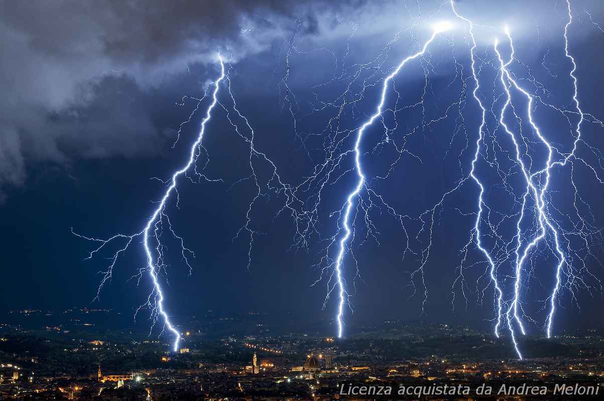 meteo-firenze:-domani-nubi-sparse,-ventoso-a-tratti,-poi-nuvoloso-con-rovesci,-molto-ventoso
