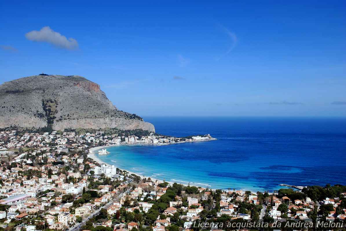 meteo-palermo:-nubi-sparse-oggi,-poi-molto-nuvoloso-con-piovaschi-e-vento-intermittente