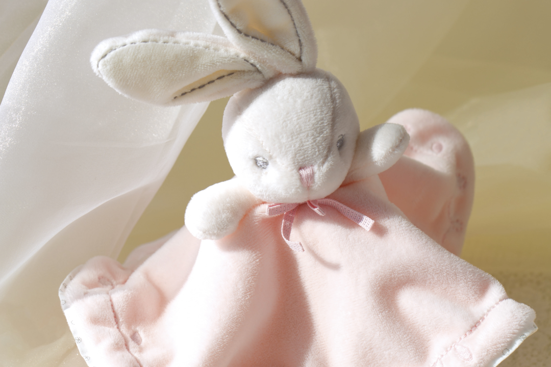 Kaloo doudou plat rond perle rose