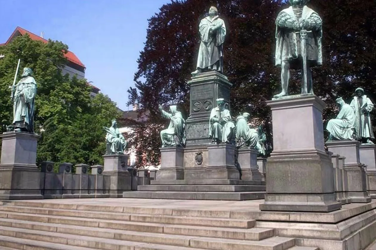 Lutherdenkmal (Monumento a Lutero)