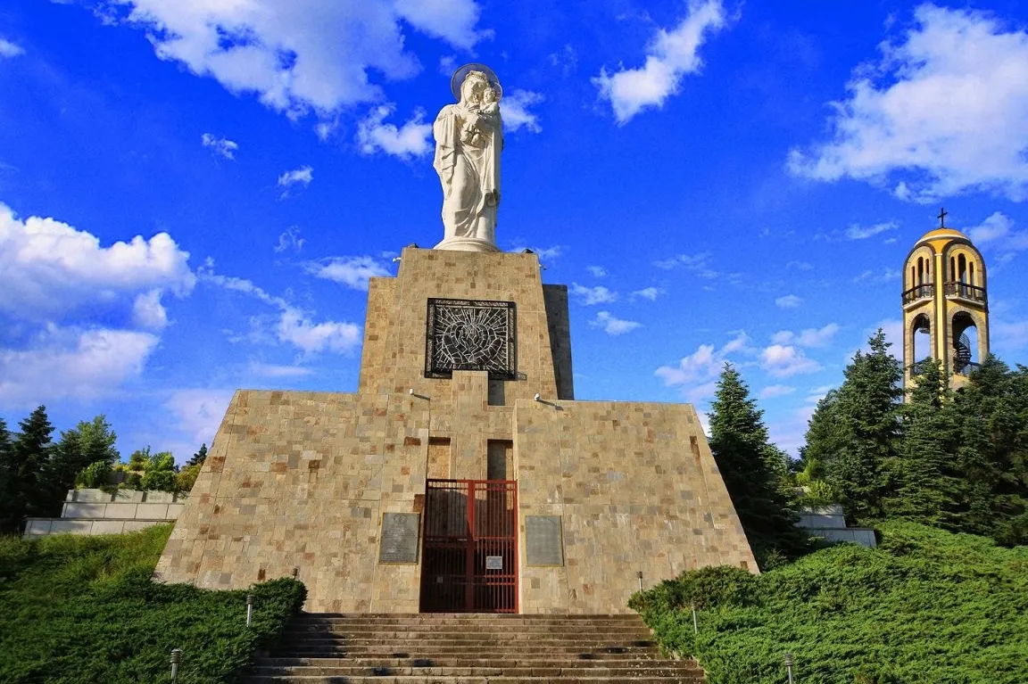 La Estatua de la Virgen María