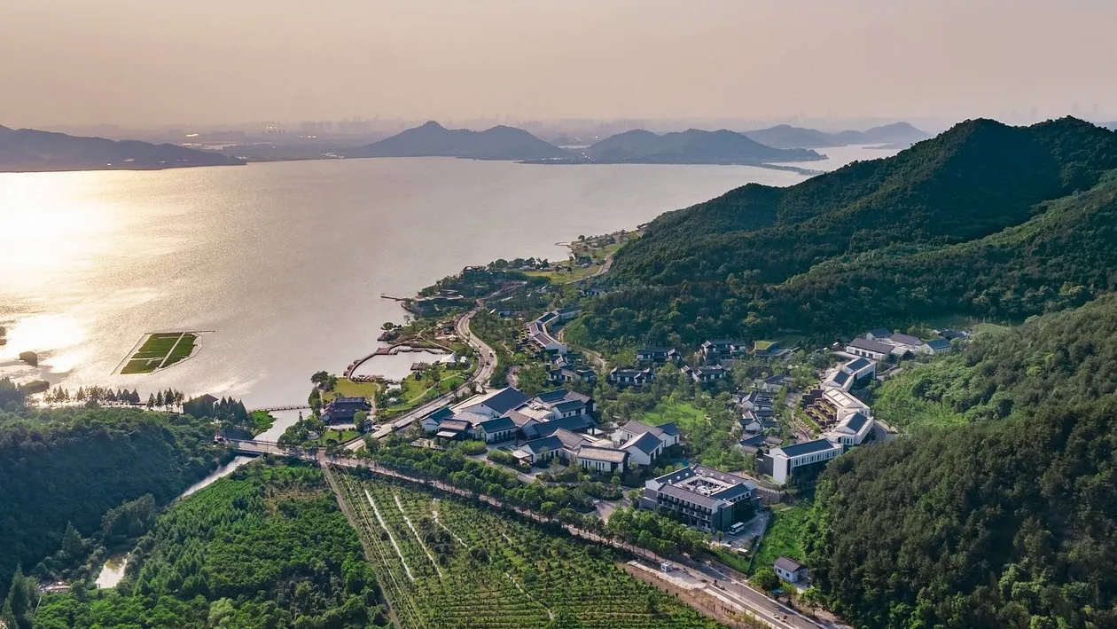 Puente de Dongqian Lake