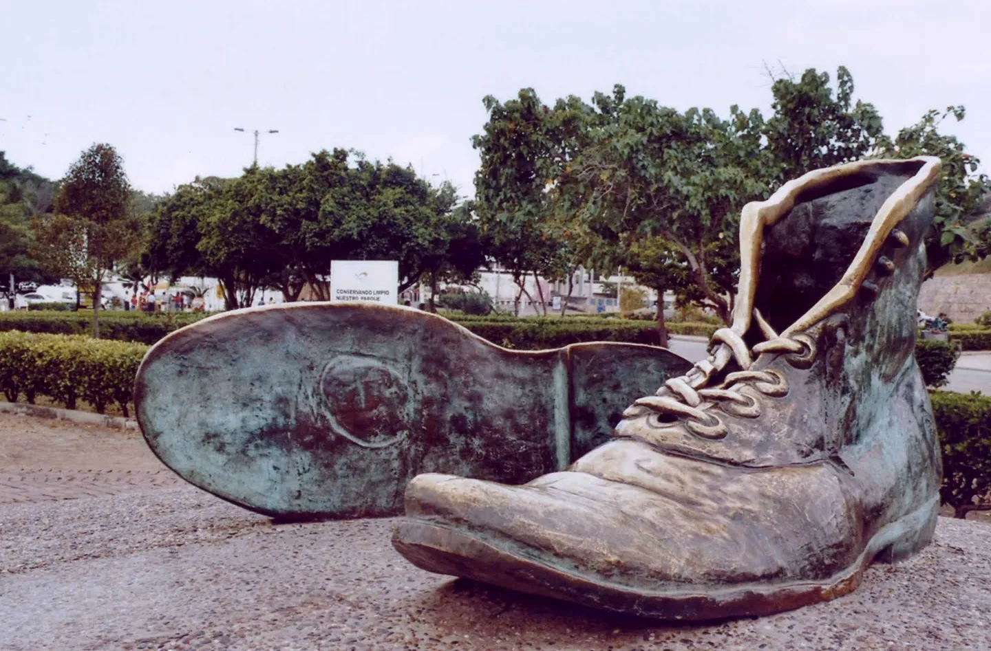 Monumento a los Zapatos Viejos