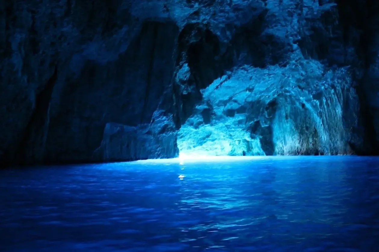 Blue Cave (Cueva Azul)