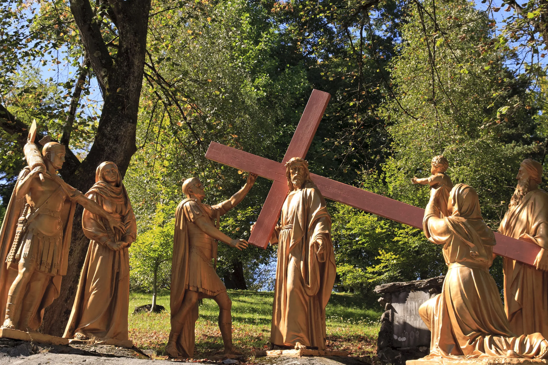 Le Via Crucis/ Way of the Cross/ Chemin de Croix