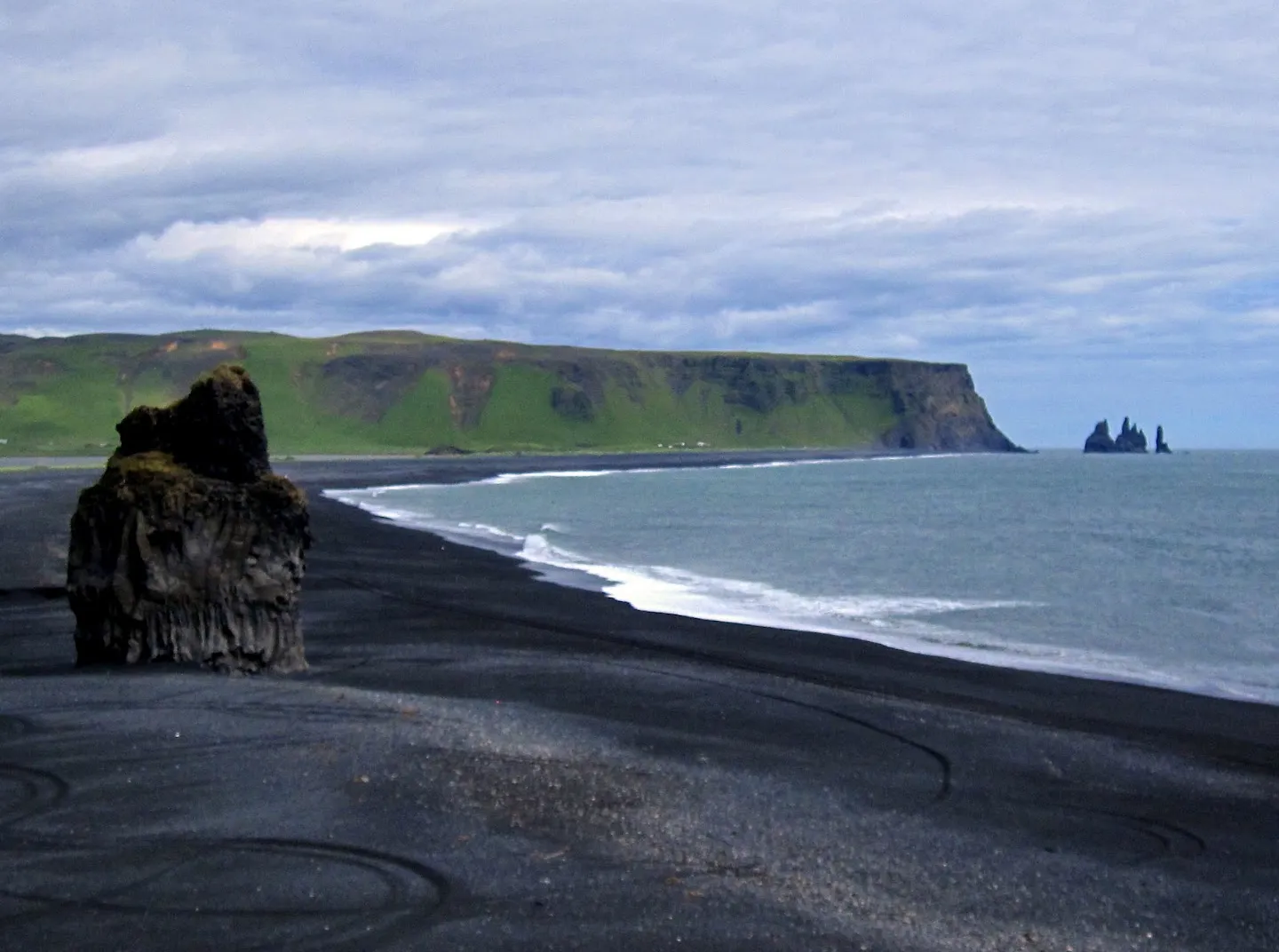 Playa de arena negra en Búðarárfoss