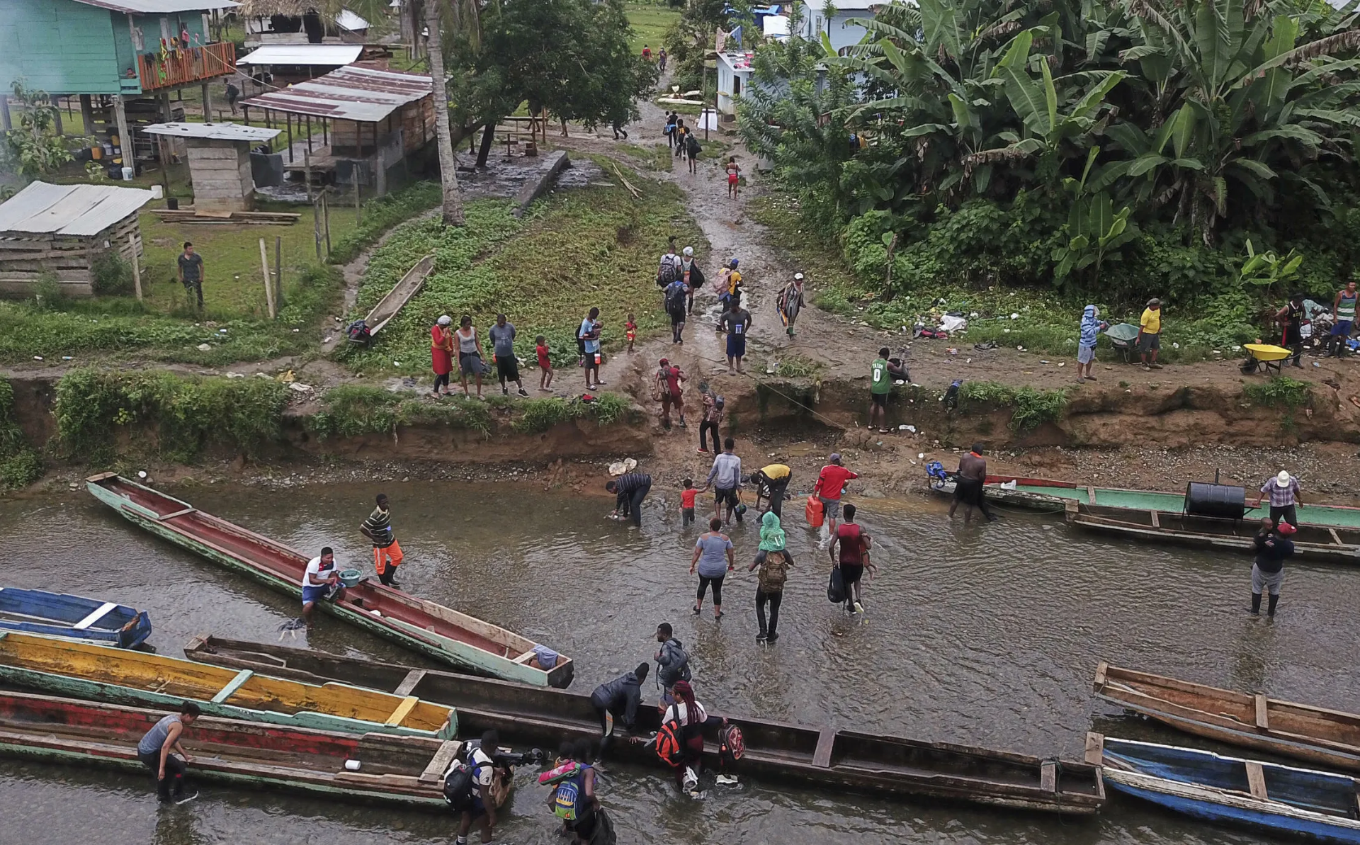 Los botes de madera sobre el río Tuira