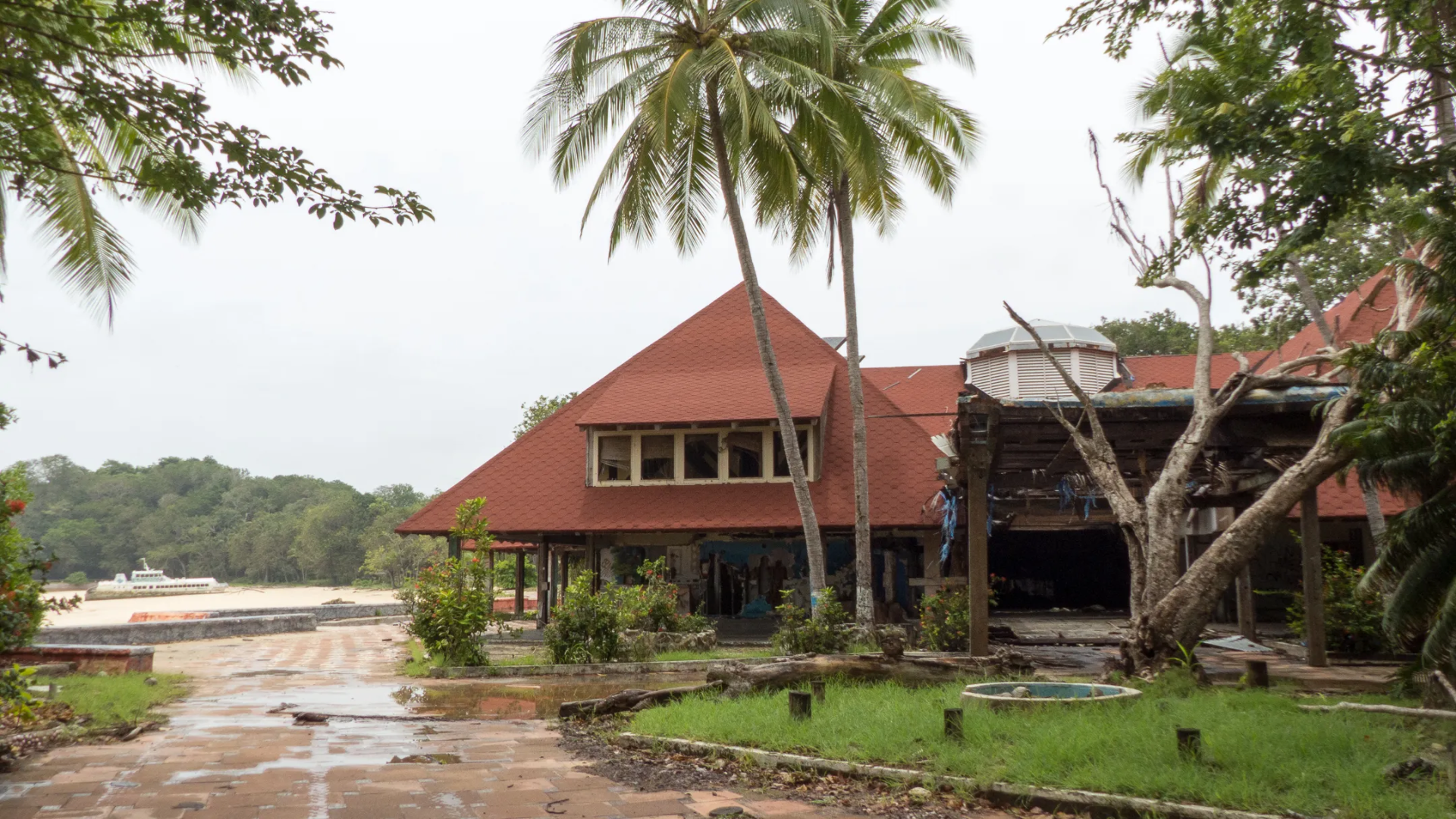 Ruinas del antiguo hotel Contadora