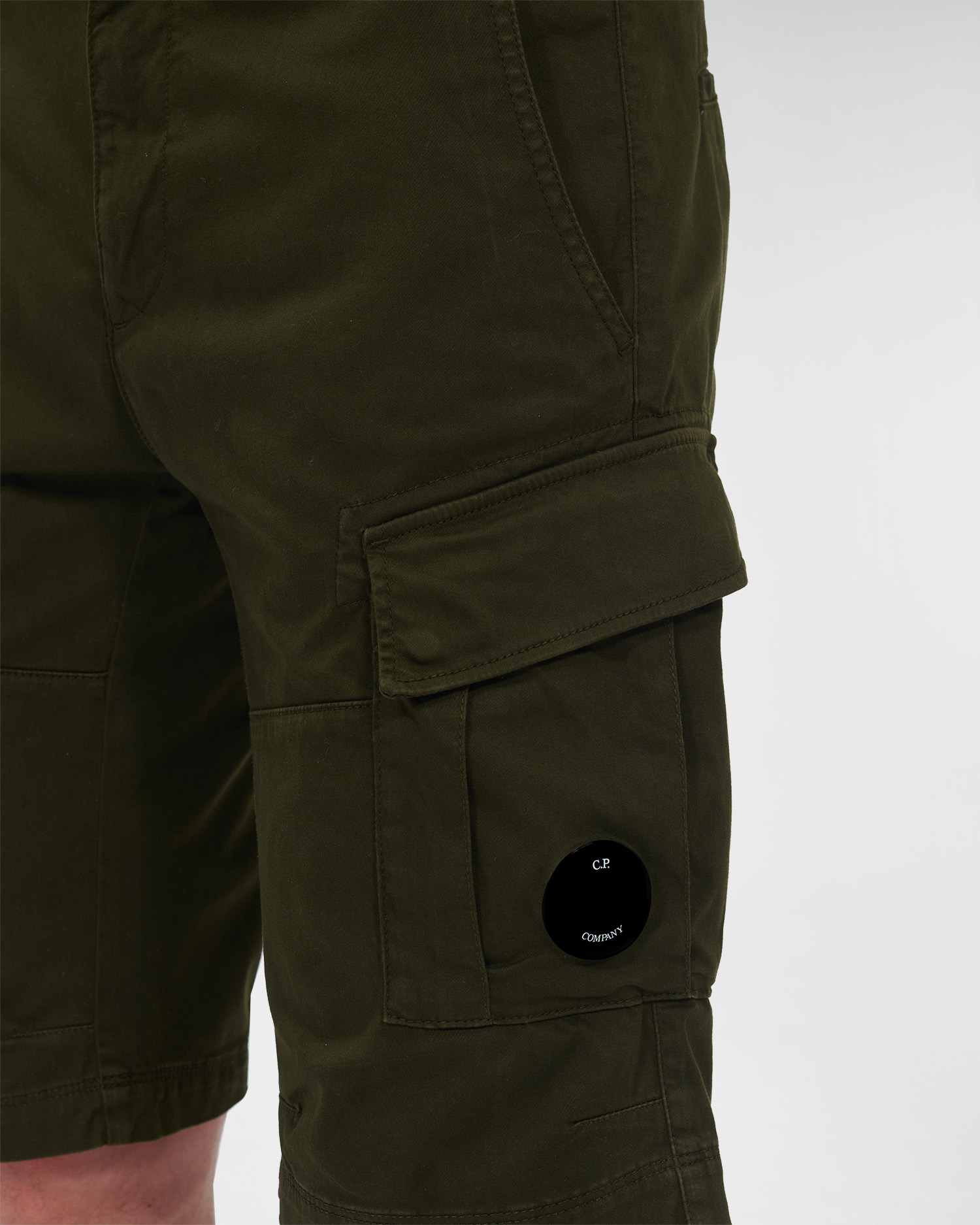 C.P. Company Stretch Sateen Cargo Shorts Ivy Green - Imagen 5