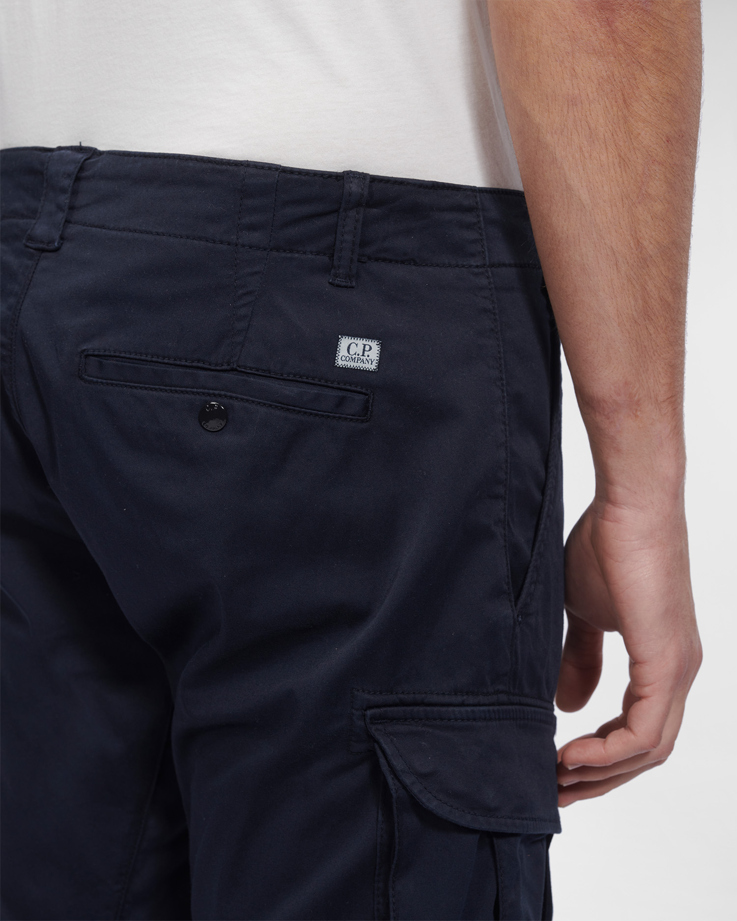 C.P. Company Stretch Sateen Cargo Shorts Total Eclipse Blue - Imagen 6