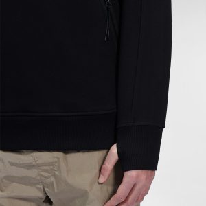 C.P. Company Diagonal Raised Fleece Goggle Hoodie Black - Imagen 5