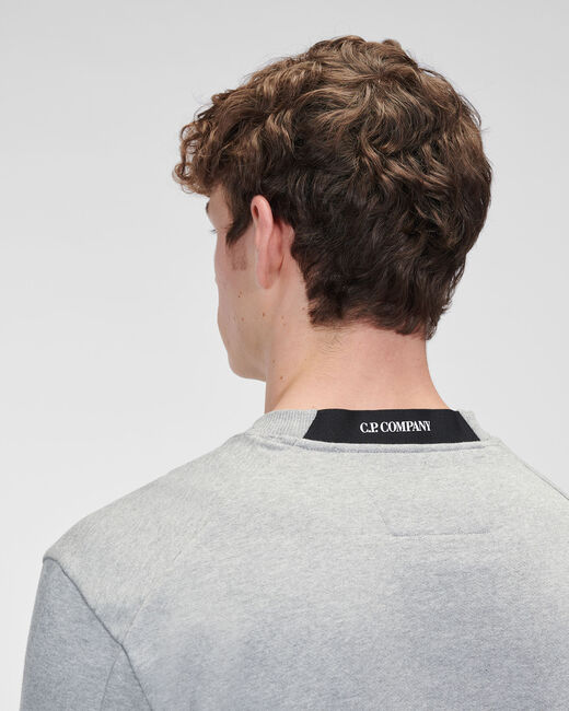 C.P. Company Diagonal Raised Fleece Crew Neck Sweatshirt Grey Melange - Imagen 5