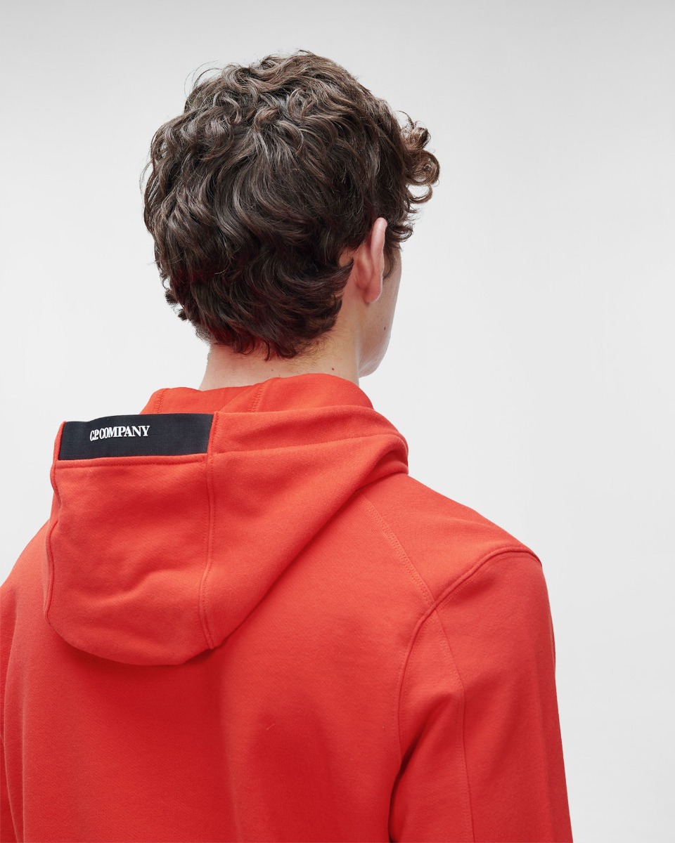 C.P. Company Diagonal Raised Fleece Pullover Hoodie Fiery Red - Imagen 5