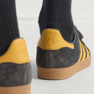 Adidas Gazelle Manchester United JR1410 Utility Black / Preloved Yellow / Gum - Imagen 3