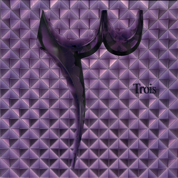٣ (Trois)
