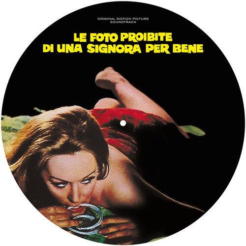 Le foto proibite di una signora per bene