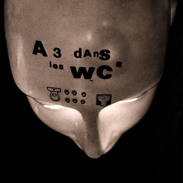 A 3 Dans les WC