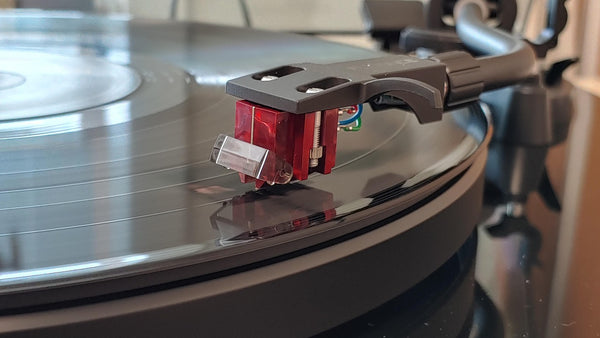 Cellule phono posée sur un vinyle en rotation