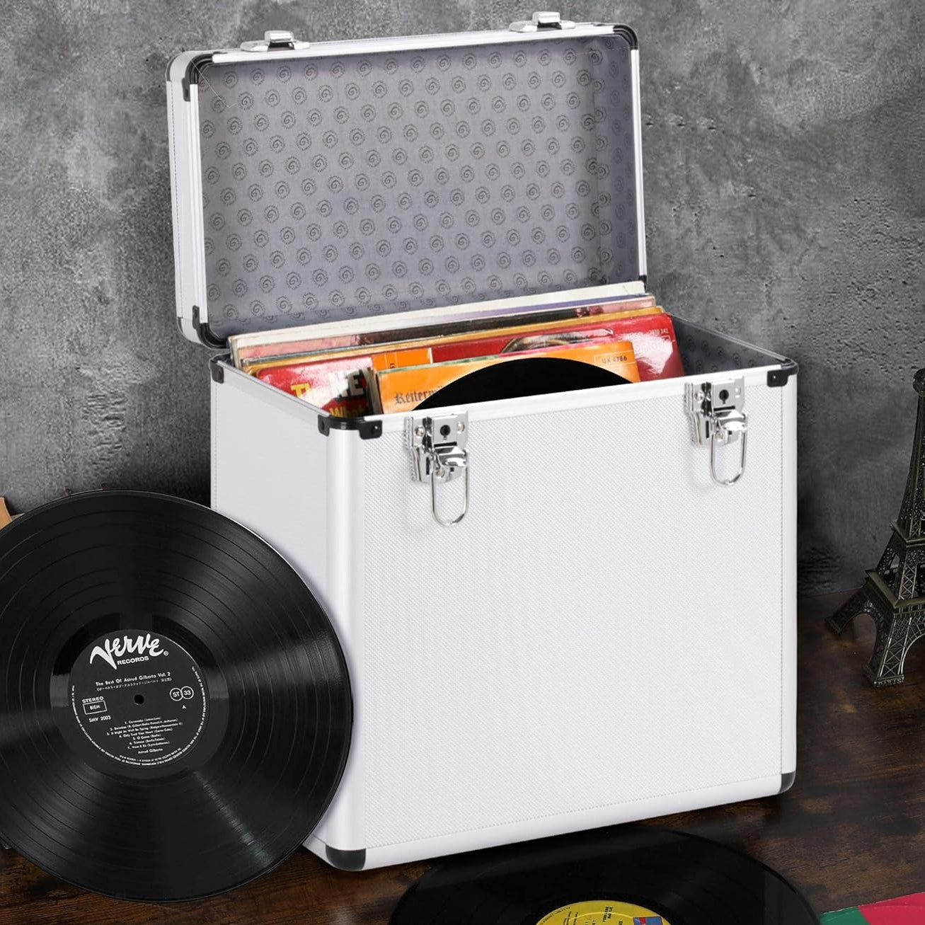 Flight case aluminium ouvert pour le transport de vinyles : mousse haute densité qui protège des chocs et de l'humidité