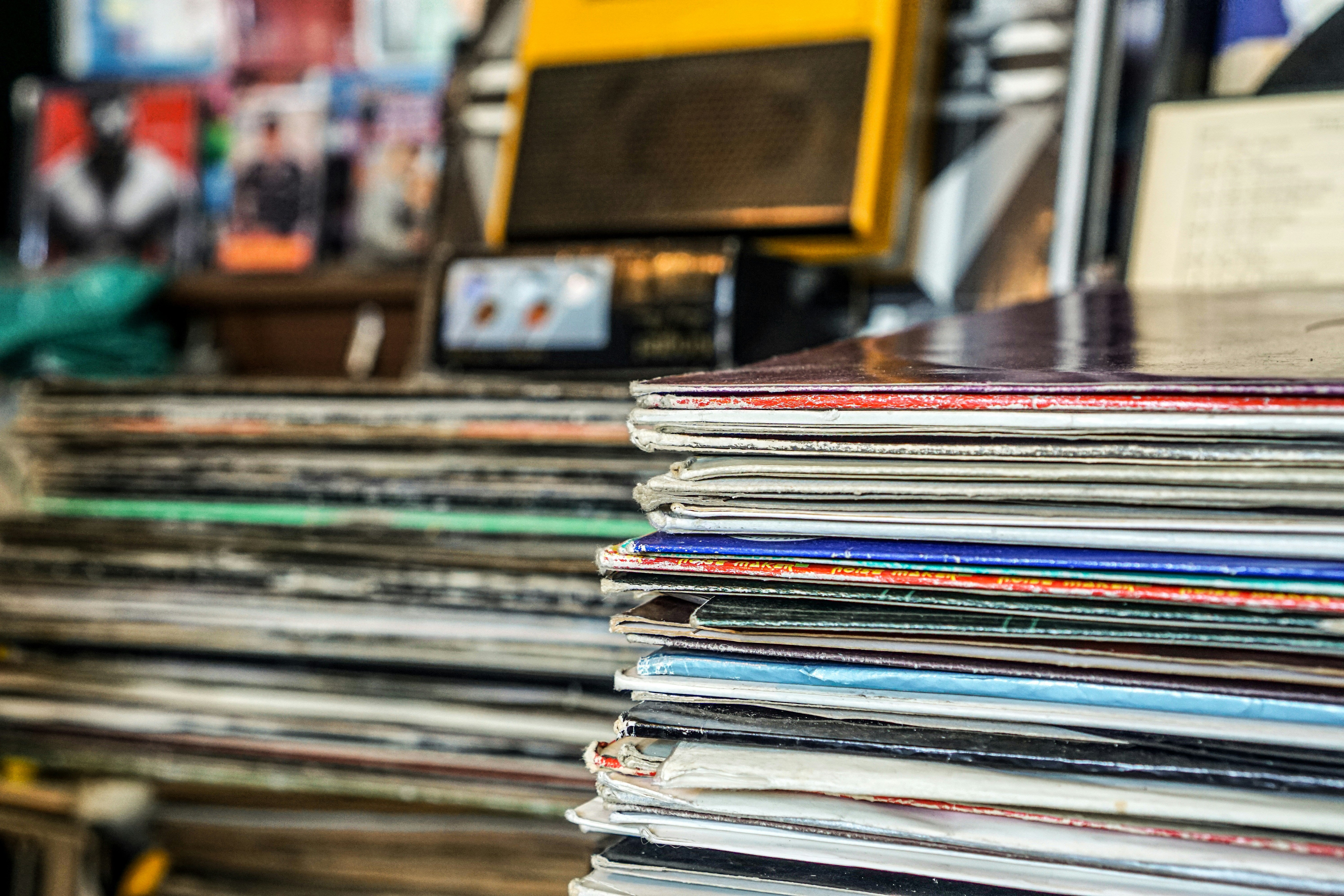 Vinyles empilés à plat à l'horizontale : une erreur qui provoque le warping et abîme les sillons