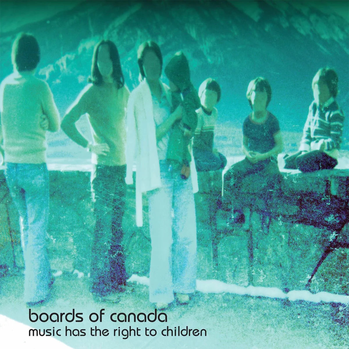 Pochette de disque glauque : Music Has the Right to Children de Boards of Canada (1998), famille aux visages effacés